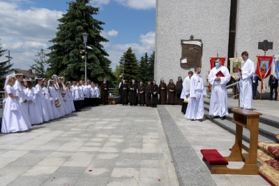 W uroczystość Najświętszego Ciała i Krwi Chrystusa Mszy Świętej w naszej Katedrze przewodniczył ks. proboszcz Krzysztof Gołąbek. Homilię wygłosił ks. Krzysztof Golas - wikariusz katedralny. Po zakończeniu liturgii wyruszyła procesja eucharystyczna do czterech ołtarzy rozmieszczonych wokół Katedry. fot. Joanna Prasoł