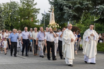 We wtorek 13 lipca przeżywaliśmy uroczyste Nabożeństwo Fatimskie. Naszym modlitwom przewodniczył ks. Patryk Chmielewski SDB. O godz. 18.40 zostały przedstawione prośby i podziękowania do Matki Bożej Fatimskiej, w intencji których sprawowana była także Msza Święta. Po Mszy Świętej wyruszyła procesja z figurą Matki Bożej. Nabożeństwo zakończył Apel Jasnogórski. fot. Joanna Prasoł