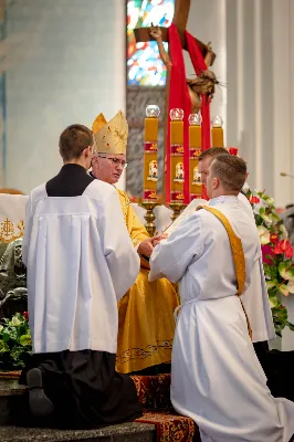 „Na swoje życie i swoje kapłaństwo trzeba popatrzeć w świetle Bożej miłości. Inaczej go nie pojmiemy ani my, ani ci, którzy będą na nas patrzeć” – mówił bp Jan Wątroba podczas Mszy św. z udzieleniem święceń prezbiteratu. 4 czerwca 2022 r. w kościele katedralnym jedenastu diakonów diecezji rzeszowskiej przyjęło sakrament kapłaństwa.
Do grona neoprezbiterów diecezji rzeszowskiej należą: ks. Sebastian Bełz z parafii w Nienadówce, ks. Krzysztof Lampart z parafii w Rudnej Wielkiej, ks. Mateusz Łachmanek z parafii w Lipinkach, ks. Karol Migut z parafii w Jasionce, ks. Marcin Murawski z parafii katedralnej w Rzeszowie, ks. Adrian Pazdan z parafii w Zagorzycach, ks. Tomasz Sienicki z parafii w Bieździedzy, ks. Dominik Świeboda z parafii w Palikówce, ks. Piotr Wąsacz z parafii bł. Władysława Findysza w Rzeszowie, ks. Mateusz Wojtuń z parafii w Święcanach oraz ks. Wiktor Zoła z parafii w Cieklinie.
Mszy św. przewodniczył i święceń udzielił bp Jan Wątroba. Eucharystię koncelebrowało około osiemdziesięciu księży, m.in: przełożeni Wyższego Seminarium Duchownego w Rzeszowie oraz proboszczowie i wikariusze z parafii rodzinnych neoprezbiterów. W Mszy św. uczestniczył abp Edward Nowak, bp Kazimierz Górny i bp Edward Białogłowski.
Zebranych w kościele katedralnym powitał ks. Krzysztof Gołąbek, proboszcz parafii.
W homilii bp Jan Wątroba nawiązał do słów z Ewangelii według św. Jana w których Chrystus tłumaczy co to znaczy być dobrym pasterzem. „Być kapłanem w Kościele Chrystusowym to znaczy mieć udział w Jego pasterskiej misji i stale upodabniać się do Dobrego Pasterza, który zna owce, karmi je, broni i jest gotów oddać życie dla ich dobra” – mówił hierarcha.
Po homilii odbył się obrzędy święceń: przyrzeczenie czci i posłuszeństwa Biskupowi Ordynariuszowi, Litania do Wszystkich Świętych podczas której kandydaci leżeli krzyżem, nałożenie rąk, modlitwa święceń oraz namaszczenie rąk krzyżmem i wręczenie chleba i wina. Podczas Liturgii Eucharystycznej nowo wyświęceni po raz pierwszy wyciągnęli dłonie nad chlebem i winem wypowiadając słowa konsekracji.
Na zakończenie Mszy św. ks. Tomasz Sienicki, podziękował w imieniu nowo wyświęconych wszystkim, którzy przyczynili się do przygotowania ich do kapłaństwa. Słowa wdzięczności, m.in. przełożonym Wyższego Seminarium Duchownego w Rzeszowie i rodzicom neoprezbiterów, wypowiedział bp Jan Wątroba. 
W drodze do zakrystii neoprezbiterzy zatrzymali się przy figurze Matki Bożej Fatimskiej zawierzając swoje kapłaństwo Matce Bożej.
W niedzielę, 5 czerwca, w Uroczystość Zesłania Ducha Świętego, neoprezbiterzy będą sprawować w swoich rodzinnych parafiach uroczyste Msze św. prymicyjne, a w najbliższych tygodniach otrzymają skierowania do parafii.

Fot. ks. Jakub Nagi oraz biala-wrona.pl
