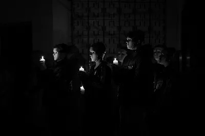 W ostatni dzień marca o godz. 20:00 w naszej katedralnej świątyni miała miejsce droga krzyża pt. „Czas zdjąć maskę”. Wspólnota Ruchu Światło-Życie naszej parafii wraz z uczniami Szkoły Podstawowej nr 11 w Rzeszowie przygotowali i poprowadzili to nabożeństwo. Podczas wspólnej modlitwy uczestnicy byli zapraszani do zatrzymania się nad swoją codziennością i spojrzeniem na nią z innej perspektywy – bez udawania, idealizowania i kłamstw, ściągając codzienne maski, które czasem każdy z nas zakłada. Podczas nabożeństwa nie zabrakło naszej Katedralnej Scholi Liturgicznej, dzięki której klimat modlitwy i zadumy można było nie tylko poczuć, ale i usłyszeć. fot. Jola Warchoł