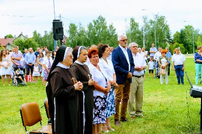 W czwartek w Uroczystość Najświętszego Ciała i Krwi Pańskiej (Boże Ciało) Msza Święta parafialna o godz. 12.00 była sprawowana na osiedlu Drabinianka na placu zieleni między ul. Graniczną i Zieloną. Dziękujemy parafianom za zaangażowanie i pomoc w przygotowaniu ołtarzy: - Ołtarz Mszy Świętej - Spółdzielnia Mieszkaniowa Metalowiec i mieszkańcy ul. Zielonej. - I ołtarz przy kapliczce Matki Bożej Fatimskiej – mieszkańcy bloku ul. Cicha 9. - II ołtarz przy Akademikach – mieszkańcy bloków ul. Cicha 3 i 7. - III ołtarz przed „Energetykiem” mieszkańcy bloku Kwiatkowskiego 5. - IV ołtarz obok bloków ul. Graniczna 4a i 4b – mieszkańcy tychże bloków.  fot. Andrzej Kotowicz