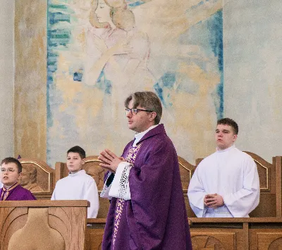 W V Niedzielę Wielkiego Postu, podczas Mszy Świętej o godz. 12:00, ks. Krzysztof Gołąbek – proboszcz naszej Katedry, przyjął do grona Liturgicznej Służby Ołtarza siedmiu nowych ministrantów. Po odpowiednim przygotowaniu, pod czujnym okiem ks. Pawła Wójcika oraz animatorów Adama i Miłosza, chłopcy otrzymali stopień ministranta choralisty – po raz pierwszy założyli kołnierzyki i otrzymali legitymacje ministranckie. To wyjątkowy moment i ogromna radość dla naszej wspólnoty! Podczas Mszy Świętej zaśpiewała Dziewczęca Schola Katedralna. Serdecznie gratulujemy chłopcom odwagi oraz życzymy wytrwałości w tej pięknej służbie przy Ołtarzu Pana Jezusa. Jeśli chcesz dołączyć do grona ministrantów – serdecznie zapraszamy! Zainteresowanych prosimy o kontakt z ks. Pawłem Wójcikiem.
fot. Antoni Ważny