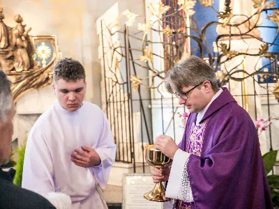 W V Niedzielę Wielkiego Postu, podczas Mszy Świętej o godz. 12:00, ks. Krzysztof Gołąbek – proboszcz naszej Katedry, przyjął do grona Liturgicznej Służby Ołtarza siedmiu nowych ministrantów. Po odpowiednim przygotowaniu, pod czujnym okiem ks. Pawła Wójcika oraz animatorów Adama i Miłosza, chłopcy otrzymali stopień ministranta choralisty – po raz pierwszy założyli kołnierzyki i otrzymali legitymacje ministranckie. To wyjątkowy moment i ogromna radość dla naszej wspólnoty! Podczas Mszy Świętej zaśpiewała Dziewczęca Schola Katedralna. Serdecznie gratulujemy chłopcom odwagi oraz życzymy wytrwałości w tej pięknej służbie przy Ołtarzu Pana Jezusa. Jeśli chcesz dołączyć do grona ministrantów – serdecznie zapraszamy! Zainteresowanych prosimy o kontakt z ks. Pawłem Wójcikiem.
fot. Antoni Ważny