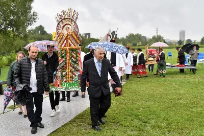 W niedzielę 29 sierpnia 2021 r. w Parku Papieskim w Rzeszowie odbyły się Dożynki Diecezjalne. Mimo deszczowej pogody do Parku Papieskiego przyjechało 57 delegacji z parafii diecezji rzeszowskiej z 65 wieńcami. Tegoroczną obsługę dożynek, w tym przygotowanie liturgii, zapewnili wierni i duszpasterze z dekanatu Rzeszów Wschód. Przed Mszą św. członkowie Stowarzyszenia Przyjaciół Ziemi Słocińskiej zaprezentowali program słowno-muzyczny. Podczas Mszy św. wystąpił chór z parafii św. Rocha w Rzeszowie pod dyrekcją Krzysztofa Husa oraz Gminna Orkiestra Dęta z Krasnego. Przed rozpoczęciem Mszy św. ks. Jerzy Uchman, diecezjalny duszpasterz rolników, przywitał przybyłych do Rzeszowa rolników, ogrodników, sadowników i pszczelarzy, wśród nich starostów dożynek: Marka Leśniewskiego i Teresę Kilar z parafii św. Rocha w Rzeszowie. Mszy św. przewodniczył bp Jan Wątroba. W koncelebrze uczestniczył bp Kazimierz Górny, ks. Wiesław Szurek oraz blisko dwudziestu księży. W długiej procesji z darami do ołtarza podeszły delegacje wszystkich obecnych parafii przynosząc chleby, wino, miód i owoce. Na zakończenie liturgii Biskup Rzeszowski pobłogosławił przyniesione płody ziemi. Po błogosławieństwie poszczególne delegacje, przedstawiane przez ks. Rafała Flaka, dyrektora Wydziału Duszpasterskiego Kurii Diecezjalnej w Rzeszowie, zaprezentowały swoje wieńce.  Fot. ks. Tomasz Nowak