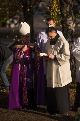 W czwartek 5 listopada o godz. 11.00 Mszą Świętą pogrzebową pożegnaliśmy śp. ks. inf. Stanisława Maca - pierwszego proboszcza i budowniczego Rzeszowskiej Katedry, byłego prepozyta Kapituły Katedralnej i długoletniego dziekana dekanatu Rzeszów – Katedra.  Mszy Świętej przewodniczył bp Jan Wątroba, homilię wygłosił ks. Stanisław Potera. W koncelebrze uczestniczył bp Stanisław Jamrozek - biskup pomocniczy przemyski i ok. 50 księży. fot. Dariusz Kamiński Fotografiarzeszow