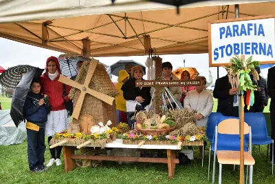 W niedzielę 29 sierpnia 2021 r. w Parku Papieskim w Rzeszowie odbyły się Dożynki Diecezjalne. Mimo deszczowej pogody do Parku Papieskiego przyjechało 57 delegacji z parafii diecezji rzeszowskiej z 65 wieńcami. Tegoroczną obsługę dożynek, w tym przygotowanie liturgii, zapewnili wierni i duszpasterze z dekanatu Rzeszów Wschód. Przed Mszą św. członkowie Stowarzyszenia Przyjaciół Ziemi Słocińskiej zaprezentowali program słowno-muzyczny. Podczas Mszy św. wystąpił chór z parafii św. Rocha w Rzeszowie pod dyrekcją Krzysztofa Husa oraz Gminna Orkiestra Dęta z Krasnego. Przed rozpoczęciem Mszy św. ks. Jerzy Uchman, diecezjalny duszpasterz rolników, przywitał przybyłych do Rzeszowa rolników, ogrodników, sadowników i pszczelarzy, wśród nich starostów dożynek: Marka Leśniewskiego i Teresę Kilar z parafii św. Rocha w Rzeszowie. Mszy św. przewodniczył bp Jan Wątroba. W koncelebrze uczestniczył bp Kazimierz Górny, ks. Wiesław Szurek oraz blisko dwudziestu księży. W długiej procesji z darami do ołtarza podeszły delegacje wszystkich obecnych parafii przynosząc chleby, wino, miód i owoce. Na zakończenie liturgii Biskup Rzeszowski pobłogosławił przyniesione płody ziemi. Po błogosławieństwie poszczególne delegacje, przedstawiane przez ks. Rafała Flaka, dyrektora Wydziału Duszpasterskiego Kurii Diecezjalnej w Rzeszowie, zaprezentowały swoje wieńce.  Fot. ks. Tomasz Nowak