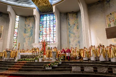 „Na swoje życie i swoje kapłaństwo trzeba popatrzeć w świetle Bożej miłości. Inaczej go nie pojmiemy ani my, ani ci, którzy będą na nas patrzeć” – mówił bp Jan Wątroba podczas Mszy św. z udzieleniem święceń prezbiteratu. 4 czerwca 2022 r. w kościele katedralnym jedenastu diakonów diecezji rzeszowskiej przyjęło sakrament kapłaństwa.
Do grona neoprezbiterów diecezji rzeszowskiej należą: ks. Sebastian Bełz z parafii w Nienadówce, ks. Krzysztof Lampart z parafii w Rudnej Wielkiej, ks. Mateusz Łachmanek z parafii w Lipinkach, ks. Karol Migut z parafii w Jasionce, ks. Marcin Murawski z parafii katedralnej w Rzeszowie, ks. Adrian Pazdan z parafii w Zagorzycach, ks. Tomasz Sienicki z parafii w Bieździedzy, ks. Dominik Świeboda z parafii w Palikówce, ks. Piotr Wąsacz z parafii bł. Władysława Findysza w Rzeszowie, ks. Mateusz Wojtuń z parafii w Święcanach oraz ks. Wiktor Zoła z parafii w Cieklinie.
Mszy św. przewodniczył i święceń udzielił bp Jan Wątroba. Eucharystię koncelebrowało około osiemdziesięciu księży, m.in: przełożeni Wyższego Seminarium Duchownego w Rzeszowie oraz proboszczowie i wikariusze z parafii rodzinnych neoprezbiterów. W Mszy św. uczestniczył abp Edward Nowak, bp Kazimierz Górny i bp Edward Białogłowski.
Zebranych w kościele katedralnym powitał ks. Krzysztof Gołąbek, proboszcz parafii.
W homilii bp Jan Wątroba nawiązał do słów z Ewangelii według św. Jana w których Chrystus tłumaczy co to znaczy być dobrym pasterzem. „Być kapłanem w Kościele Chrystusowym to znaczy mieć udział w Jego pasterskiej misji i stale upodabniać się do Dobrego Pasterza, który zna owce, karmi je, broni i jest gotów oddać życie dla ich dobra” – mówił hierarcha.
Po homilii odbył się obrzędy święceń: przyrzeczenie czci i posłuszeństwa Biskupowi Ordynariuszowi, Litania do Wszystkich Świętych podczas której kandydaci leżeli krzyżem, nałożenie rąk, modlitwa święceń oraz namaszczenie rąk krzyżmem i wręczenie chleba i wina. Podczas Liturgii Eucharystycznej nowo wyświęceni po raz pierwszy wyciągnęli dłonie nad chlebem i winem wypowiadając słowa konsekracji.
Na zakończenie Mszy św. ks. Tomasz Sienicki, podziękował w imieniu nowo wyświęconych wszystkim, którzy przyczynili się do przygotowania ich do kapłaństwa. Słowa wdzięczności, m.in. przełożonym Wyższego Seminarium Duchownego w Rzeszowie i rodzicom neoprezbiterów, wypowiedział bp Jan Wątroba. 
W drodze do zakrystii neoprezbiterzy zatrzymali się przy figurze Matki Bożej Fatimskiej zawierzając swoje kapłaństwo Matce Bożej.
W niedzielę, 5 czerwca, w Uroczystość Zesłania Ducha Świętego, neoprezbiterzy będą sprawować w swoich rodzinnych parafiach uroczyste Msze św. prymicyjne, a w najbliższych tygodniach otrzymają skierowania do parafii.

Fot. ks. Jakub Nagi oraz biala-wrona.pl
