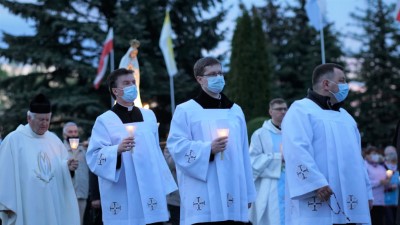 W czwartek 13 maja przeżywaliśmy uroczyste Nabożeństwo Fatimskie. Naszym modlitwom przewodniczył ks. dr Sławomir Jeziorski, prefekt i wykładowca Wyższego Seminarium Duchownego w Rzeszowie. O godz. 18.45 zostały przedstawione prośby i podziękowania do Matki Bożej Fatimskiej, w intencji których sprawowana była także Msza Święta. W koncelebrze uczestniczył ks. Piotr Tarnawski, radca Nuncjatury Apostolskiej w Moskwie, ks. Jan Młynarczyk, emerytowany proboszcz parafii Matki Bożej Królowej Polski i św. Jana Kantego w Sandomierzu i ks. Krzysztof Gołąbek, proboszcz parafii katedralnej i kustosz sanktuarium. Po Mszy Świętej wyruszyła procesja z figurą Matki Bożej. Nabożeństwo zakończył Apel Jasnogórski. fot. Małgorzata Ryndak