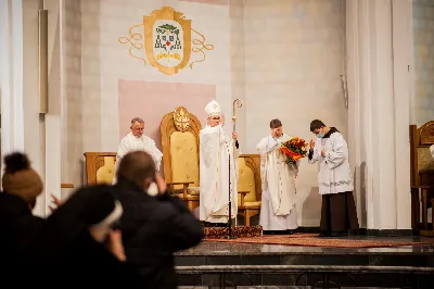 Mszy Świętej w święto Ofiarowania Pańskiego przewodniczył bp Jan Wątroba. W Eucharystii z okazji Dnia Życia Konsekrowanego uczestniczyli przedstawiciele sióstr i braci zakonnych, pustelnic, dziewic i wdów konsekrowanych oraz członków instytutów świeckich. Eucharystię koncelebrował ks. Stanisław Kamiński, wikariusz biskupi ds. zakonnych, a także 8 kapłanów. Homilię wygłosił bp Jan Wątroba. Śpiew podczas Mszy Świętej prowadziła Katedralna Schola Liturgiczna pod kierunkiem ks. Juliana Wybrańca przy akompaniamencie organowym Wiesława Siewierskiego. Fot. Paulina Lęcznar