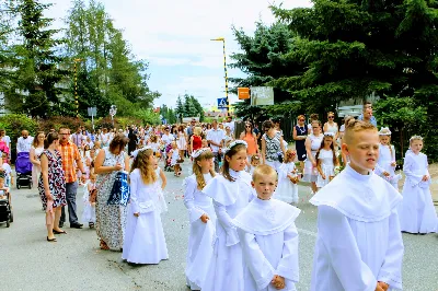 W czwartek w Uroczystość Najświętszego Ciała i Krwi Pańskiej (Boże Ciało) Msza Święta parafialna o godz. 12.00 była sprawowana na osiedlu Drabinianka na placu zieleni między ul. Graniczną i Zieloną. Dziękujemy parafianom za zaangażowanie i pomoc w przygotowaniu ołtarzy: - Ołtarz Mszy Świętej - Spółdzielnia Mieszkaniowa Metalowiec i mieszkańcy ul. Zielonej. - I ołtarz przy kapliczce Matki Bożej Fatimskiej – mieszkańcy bloku ul. Cicha 9. - II ołtarz przy Akademikach – mieszkańcy bloków ul. Cicha 3 i 7. - III ołtarz przed „Energetykiem” mieszkańcy bloku Kwiatkowskiego 5. - IV ołtarz obok bloków ul. Graniczna 4a i 4b – mieszkańcy tychże bloków.  fot. Andrzej Kotowicz