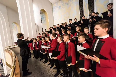 We wtorek 22.10.2019 r. w liturgiczne wspomnienie św. Jana Pawła II bp Jan Wątroba poświęcił ołtarz-relikwiarium ku czci Świętego Papieża na Mszy Świętej o godz. 18.00 jako dar parafian na 100-lecie urodzin Karola Wojtyły. 20 minut przed Mszą Świętą nasz Chór Katedralny Pueri Cantores Resovienses pod dyrekcją Marcina Florczaka wykonał koncert dedykowany św. Janowi Pawłowi II. Po Mszy Świętej Akcja Katolicka naszej parafii poprowadziła różaniec z Ojcem Świętym Janem Pawłem II przy Jego relikwiach. Fot. Dariusz Kamiński (https://fotografiarzeszow.com.pl/) 