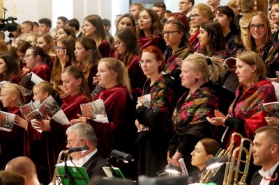 Blisko 1200 chórzystów i orkiestra symfoniczna Filharmonii Podkarpackiej to koncert galowy 9. Krajowego Kongresu Polskiej Federacji Pueri Cantores. 9 września o godz. 19.30 w Katedrze Rzeszowskiej podczas dwugodzinnego koncertu wystąpiły 33 chóry z Polski, Litwy, Łotwy, Ukrainy i Węgier oraz Orkiestra Symfoniczna Filharmonii Podkarpackiej. Muzykami dyrygowali: Wiesław Delimat i Marcin Florczak. Podczas koncertu uczestnicy wysłuchali utworów m.in. Haendla, Haydna oraz hymny kongresów Polskiej Federacji Pueri Cantores. Szczególnie oklaskiwane było premierowe wykonanie hymnu kongresu w Rzeszowie – utwór pt. „Da pacem, Domine” Dominika Lasoty – kompozytora z Rzeszowa. W koncercie uczestniczyli m.in.: bp Jan Wątroba, bp Kazimierz Górny i bp Edward Białogłowski. fot. ks. Tomasz Nowak