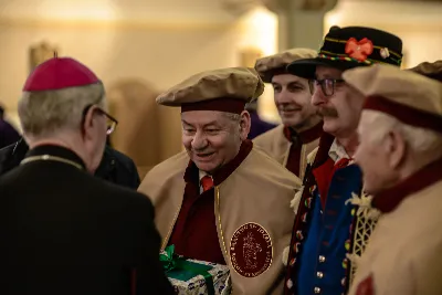 W liturgiczne święto św. Jana Apostoła i Ewangelisty, w katedrze rzeszowskiej duchowni i świeccy modlili się w intencji bp. Jana Wątroby. Eucharystię, której przewodniczył Solenizant, koncelebrowali: bp Kazimierz Górny, bp Edward Białogłowski oraz 56 księży.  fot. Dariusz Kamiński (https://fotografiarzeszow.com.pl)