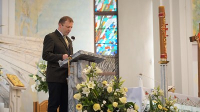 W czwartek 13 maja przeżywaliśmy uroczyste Nabożeństwo Fatimskie. Naszym modlitwom przewodniczył ks. dr Sławomir Jeziorski, prefekt i wykładowca Wyższego Seminarium Duchownego w Rzeszowie. O godz. 18.45 zostały przedstawione prośby i podziękowania do Matki Bożej Fatimskiej, w intencji których sprawowana była także Msza Święta. W koncelebrze uczestniczył ks. Piotr Tarnawski, radca Nuncjatury Apostolskiej w Moskwie, ks. Jan Młynarczyk, emerytowany proboszcz parafii Matki Bożej Królowej Polski i św. Jana Kantego w Sandomierzu i ks. Krzysztof Gołąbek, proboszcz parafii katedralnej i kustosz sanktuarium. Po Mszy Świętej wyruszyła procesja z figurą Matki Bożej. Nabożeństwo zakończył Apel Jasnogórski. fot. Małgorzata Ryndak