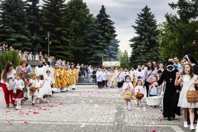 W piątek (11 czerwca) obchodziliśmy Uroczystość Najświętszego Serca Pana Jezusa - nasz odpust parafialny. Dziękujemy za tak liczny udział! Kazania odpustowe wygłosił ks. dziekan Krzysztof Szopa, proboszcz parafii Osobnica, były wikariusz naszej parafii. O godz. 18.00 uroczystej Mszy Świętej przewodniczył bp Jan Ozgi z Kamerunu (wikariusz katedralny w latach 1981-1985). Podczas Mszy Świętej zaśpiewał Katedralny Chór Chłopięco-Męski Pueri Cantores Resovienses i zagrała orkiestra dęta.  fot. Joanna Prasoł