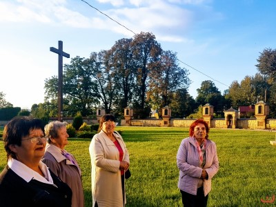 W poniedziałek 18 września Stowarzyszenie Przyjaciół Wyższego Seminarium Duchownego w Rzeszowie działające przy Katedrze udało się z pielgrzymką do Tarnowca. Celem była modlitwa przy cudownej figurze Matki Bożej Zawierzenia oraz Msza Święta dziękczynna za ks. Mariusza Fijałkiewicza z prośbą o dalsze Boże błogosławieństwo w posłudze kapłańskiej w sanktuarium w Tarnowcu. Mszę Świętą w tej intencji sprawował nowy duszpasterz Przyjaciół WSD przy Katedrze - ks. Julian Wybraniec.