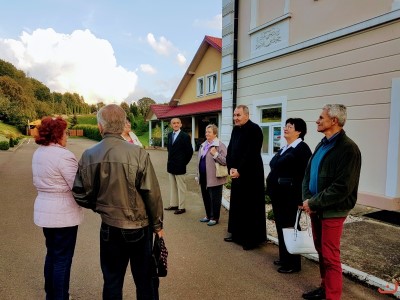 W poniedziałek 18 września Stowarzyszenie Przyjaciół Wyższego Seminarium Duchownego w Rzeszowie działające przy Katedrze udało się z pielgrzymką do Tarnowca. Celem była modlitwa przy cudownej figurze Matki Bożej Zawierzenia oraz Msza Święta dziękczynna za ks. Mariusza Fijałkiewicza z prośbą o dalsze Boże błogosławieństwo w posłudze kapłańskiej w sanktuarium w Tarnowcu. Mszę Świętą w tej intencji sprawował nowy duszpasterz Przyjaciół WSD przy Katedrze - ks. Julian Wybraniec.