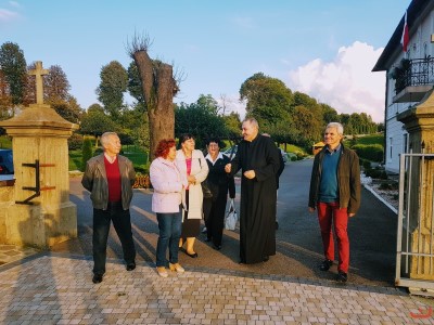 W poniedziałek 18 września Stowarzyszenie Przyjaciół Wyższego Seminarium Duchownego w Rzeszowie działające przy Katedrze udało się z pielgrzymką do Tarnowca. Celem była modlitwa przy cudownej figurze Matki Bożej Zawierzenia oraz Msza Święta dziękczynna za ks. Mariusza Fijałkiewicza z prośbą o dalsze Boże błogosławieństwo w posłudze kapłańskiej w sanktuarium w Tarnowcu. Mszę Świętą w tej intencji sprawował nowy duszpasterz Przyjaciół WSD przy Katedrze - ks. Julian Wybraniec.